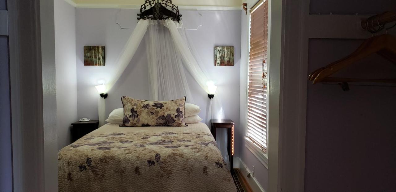Cabernet House, an Old World Inn — photo 20