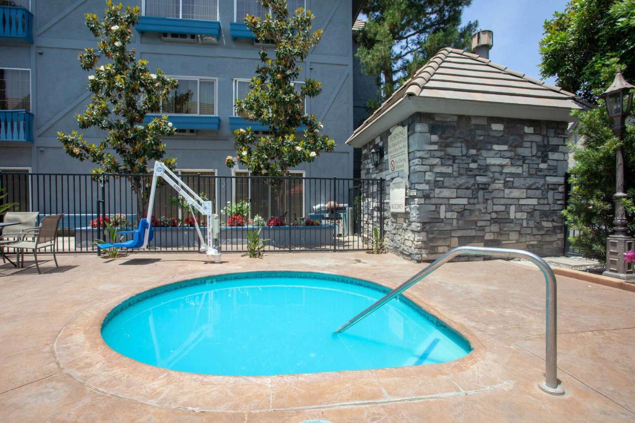 AZURE COURTYARD GRILLE — photo 10