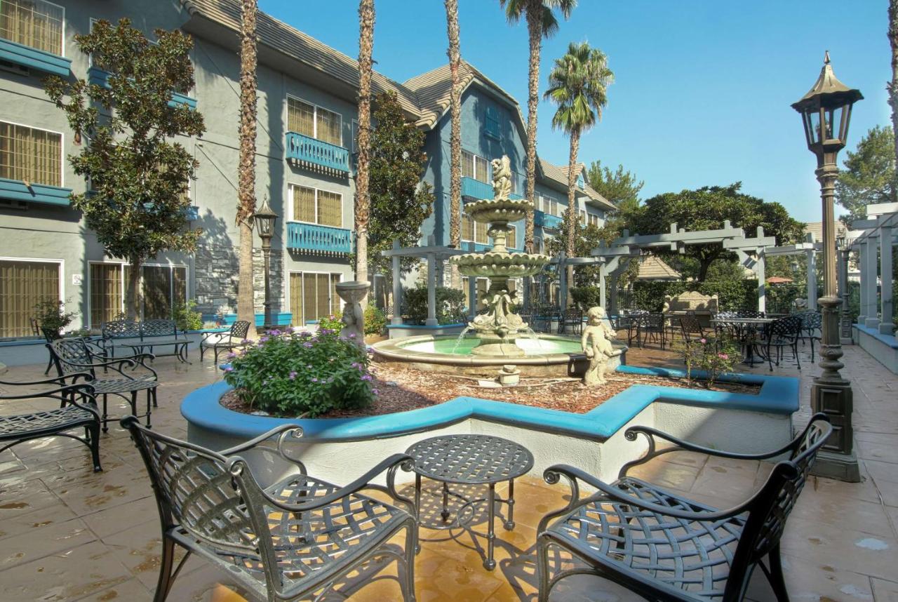AZURE COURTYARD GRILLE — photo 6
