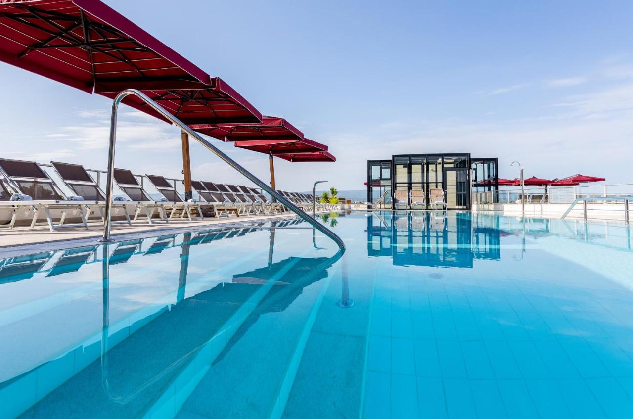 Heated swimming pool: Hotel Plaža Duće