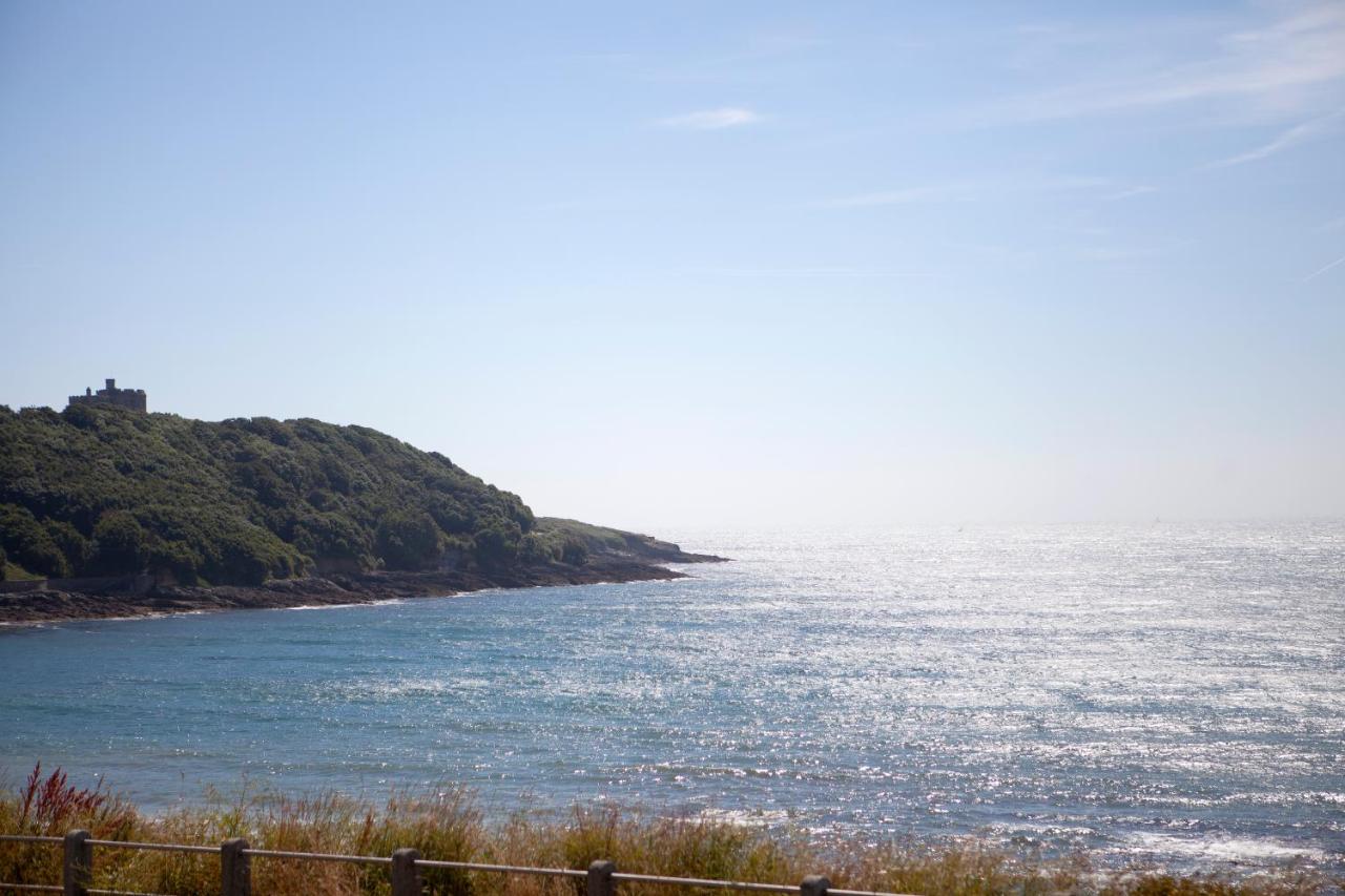 {{ hotelInfo.altText }}