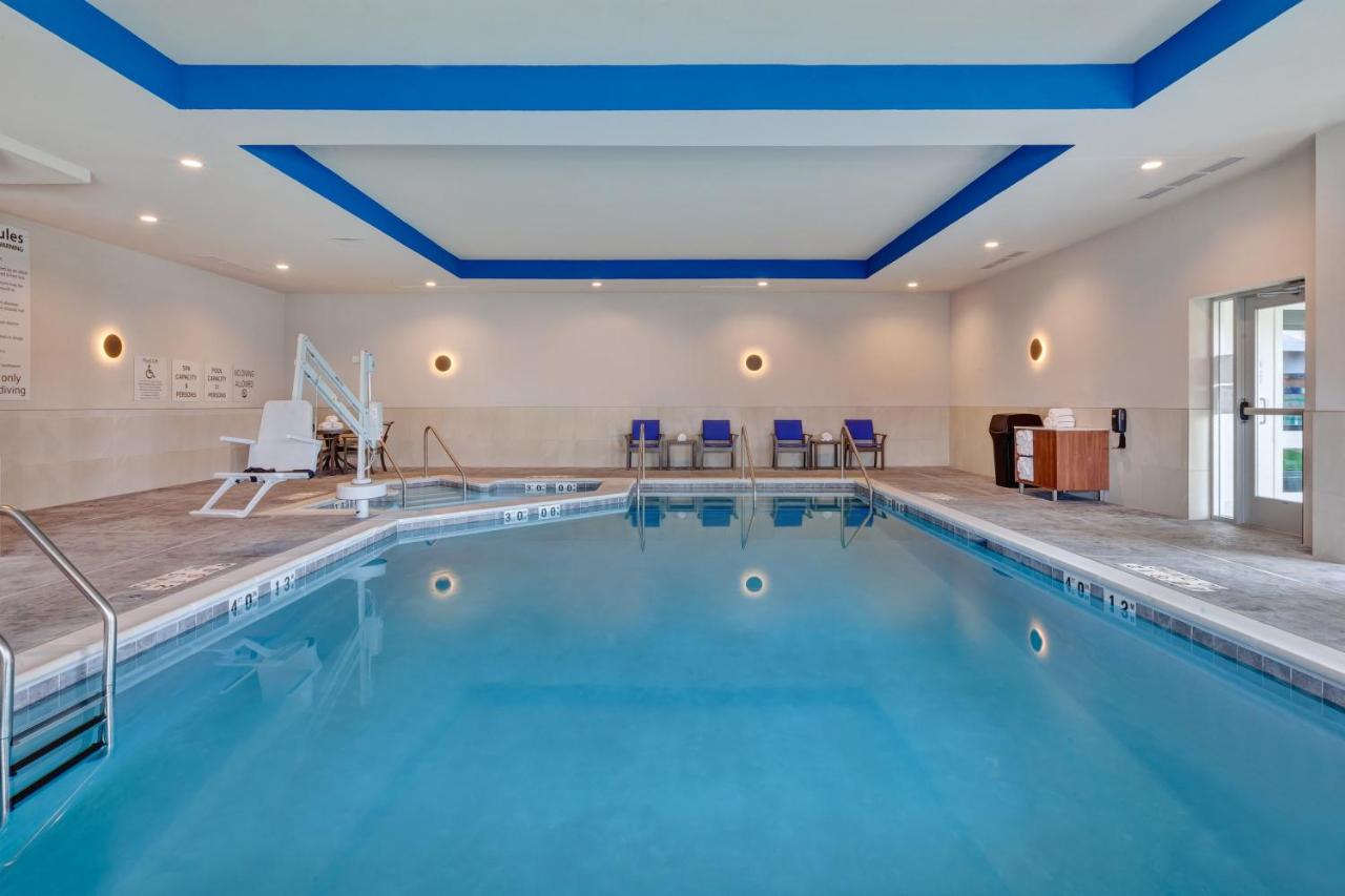 Heated swimming pool: Holiday Inn Express- Eau Claire West I-94, an IHG Hotel