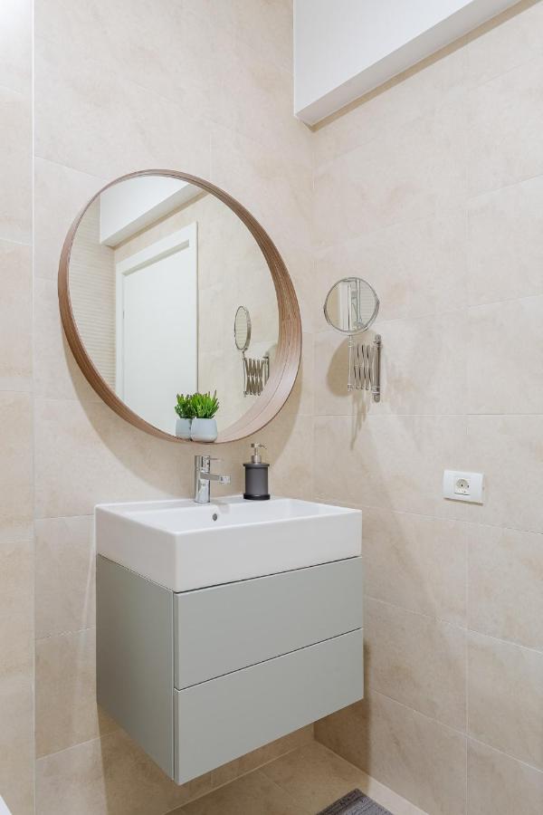Il Lago Turquoise Cozy Luxurious Smart Home By The Lake Voluntari Updated 2022 S Cozy Luxurious Smart Home By The Lake, Cota Modern Contemporary Bathroom Vanity Mirror