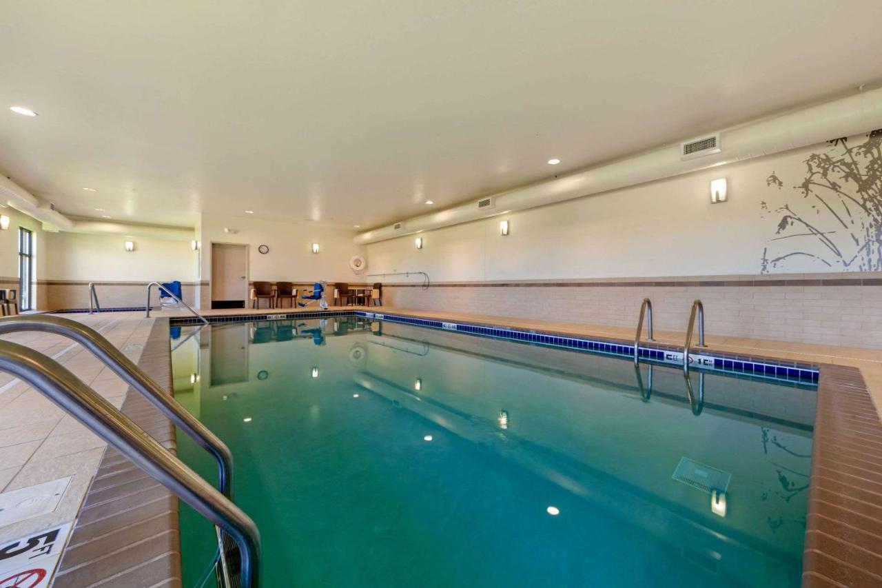 Heated swimming pool: Sleep Inn & Suites Bismarck I-94