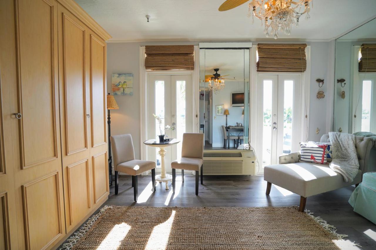 Palm Beach Historic Hotel with Juliette Balconies! — photo 17