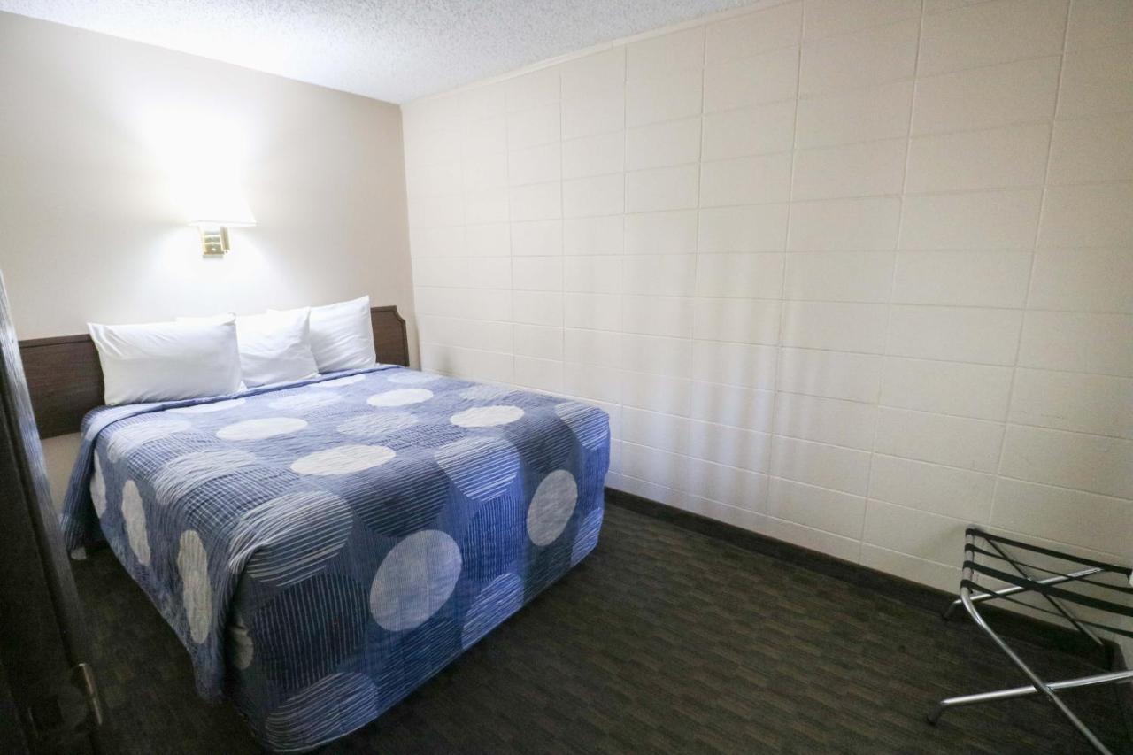 Deer Lodge Motel — photo 18