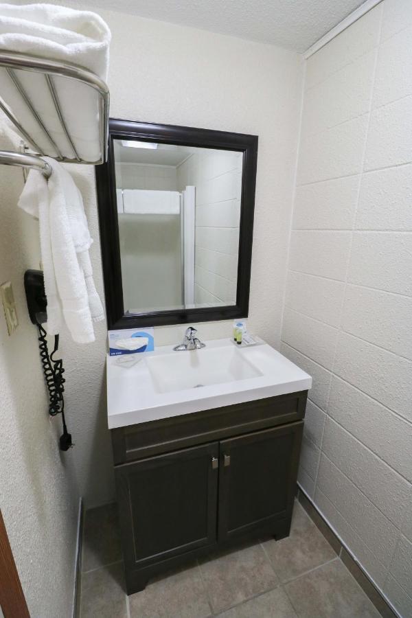 Deer Lodge Motel — photo 11