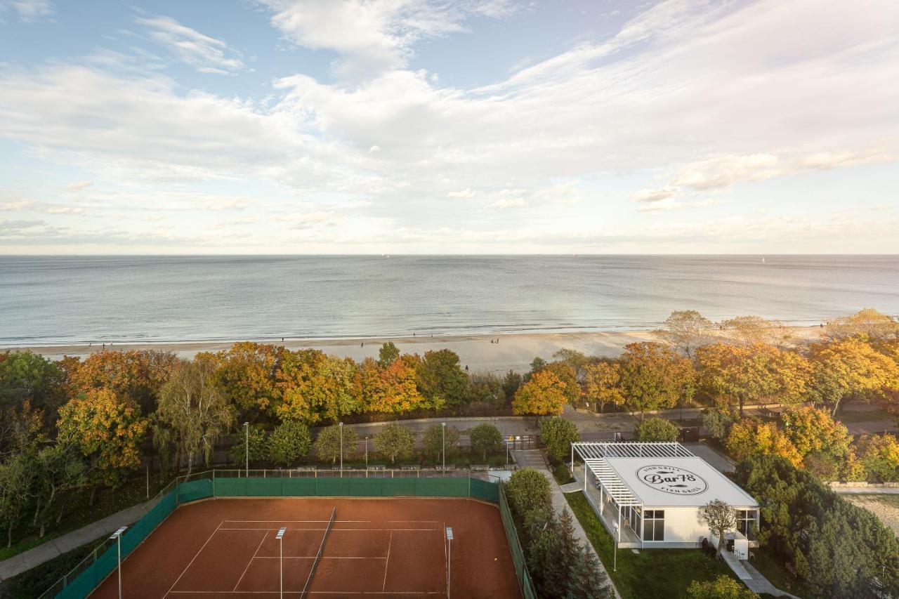 Tennis court: Novotel Gdańsk Marina
