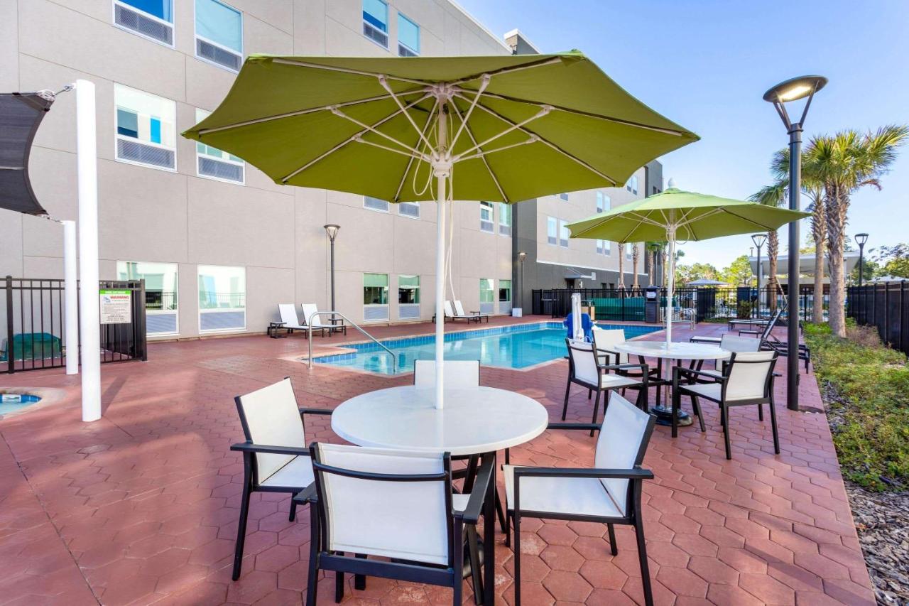 Heated swimming pool: La Quinta Inn & Suites by Wyndham Orlando I-Drive Theme Parks