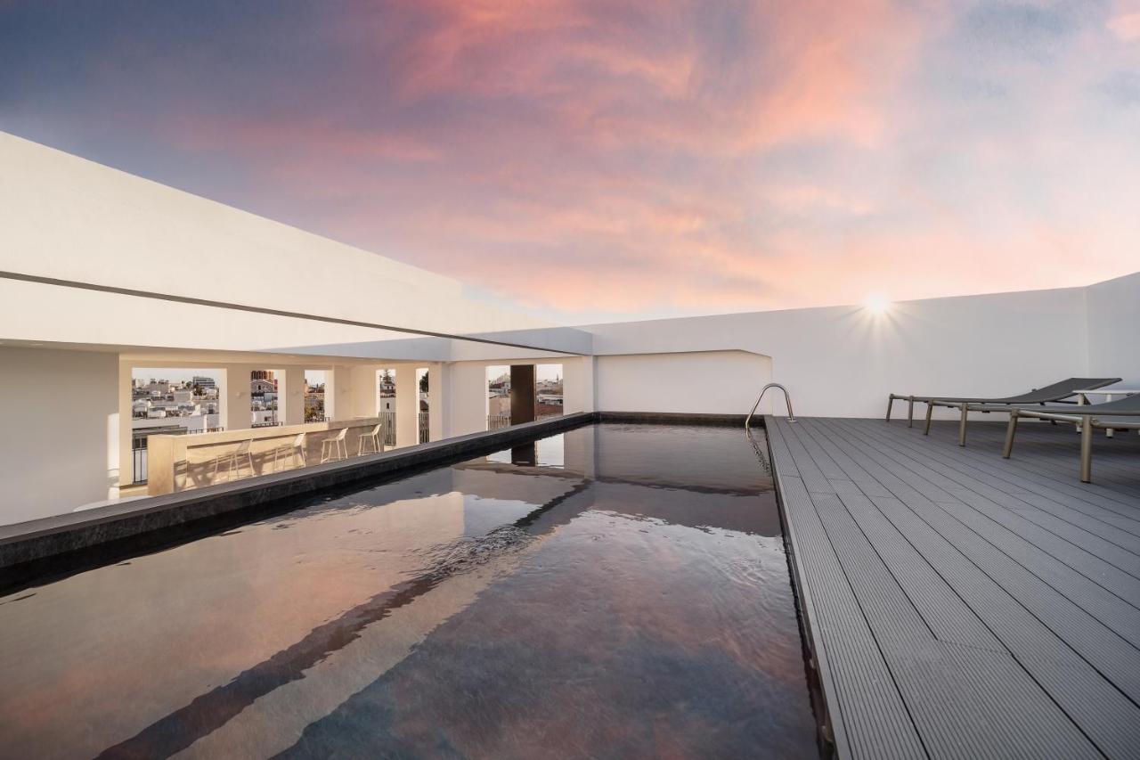 Rooftop swimming pool: Alinea Suites Limassol Center