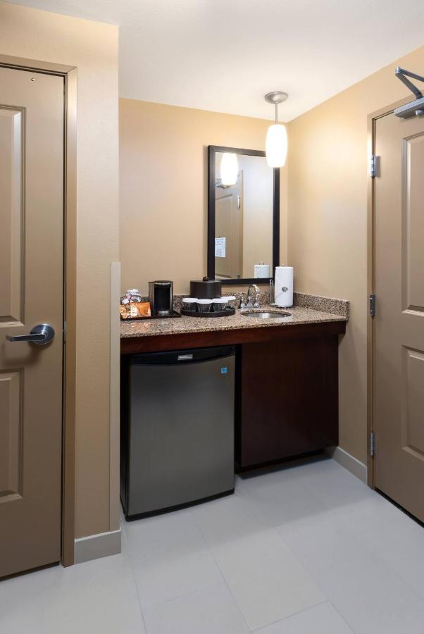 ClubHouse Hotel & Suites Fargo — photo 3