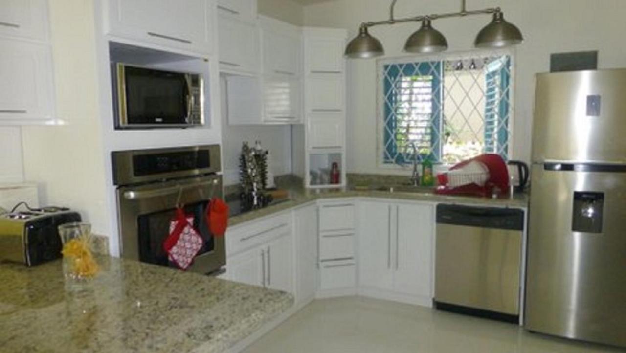 Rockley Golf Club, 2 bed 2 bath Pool, Tennis, Golf, Bar & Restaurant! photo
