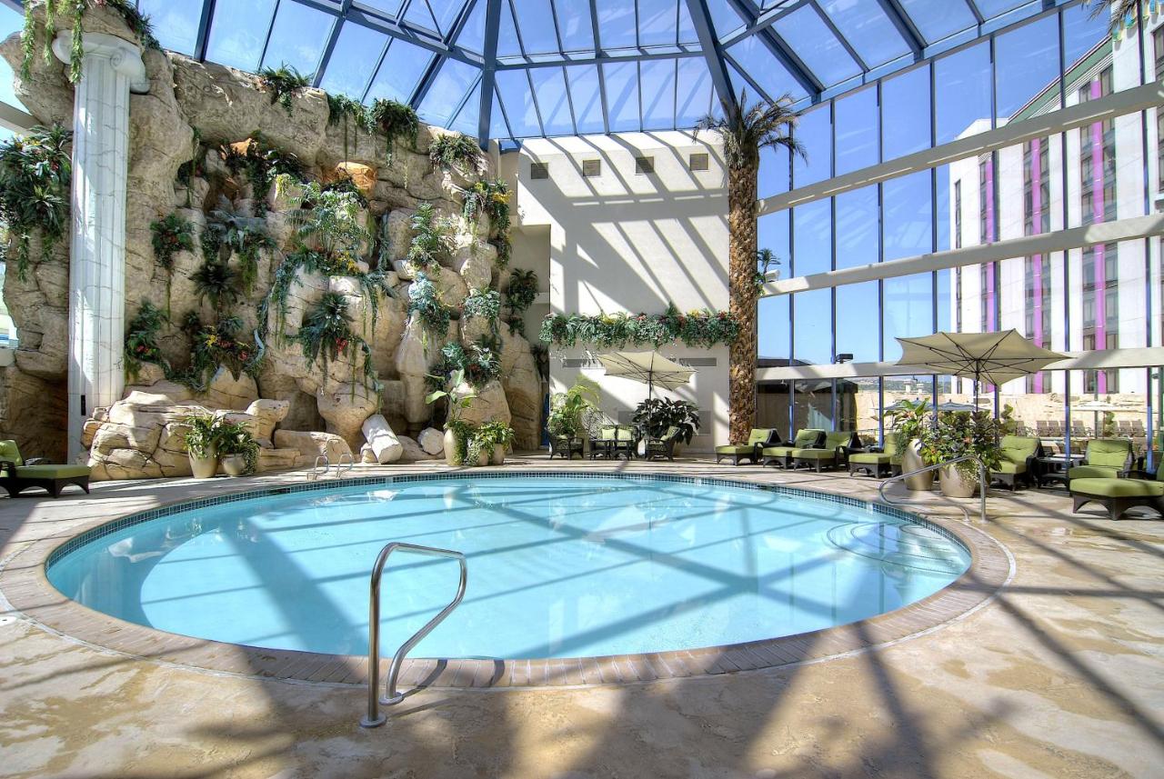 Heated swimming pool: Atlantis Casino Resort Spa