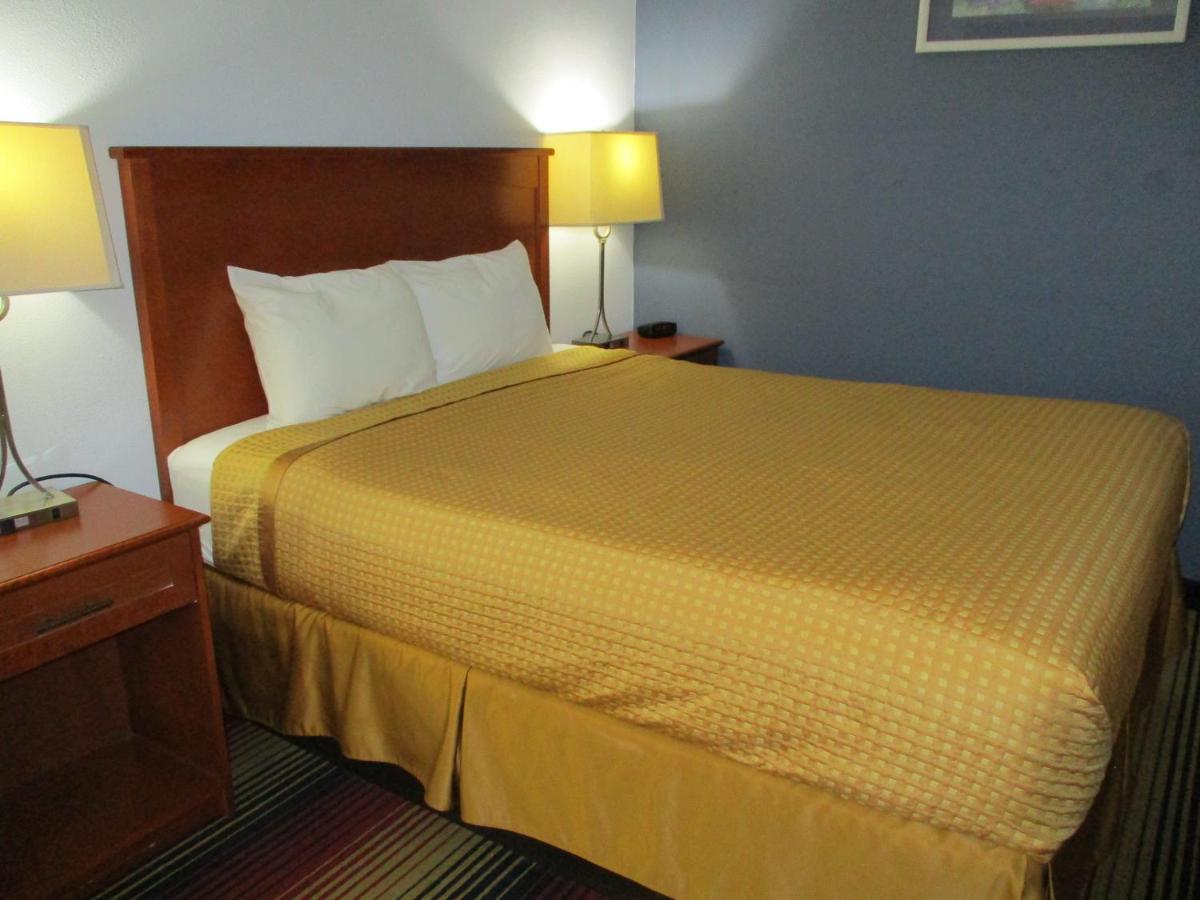 Travelodge by Wyndham Spirit Lake/Okoboji — photo 20