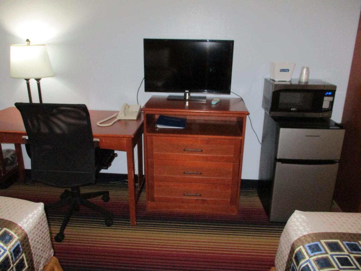 Travelodge by Wyndham Spirit Lake/Okoboji — photo 16