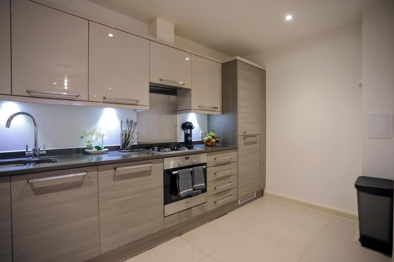 FW Haute Apartments at Queensbury, Ground Floor 2 Bedrooms and 2 Bathrooms with King or Twin beds with Front Porch and FREE WIFI and FREE PARKING photo