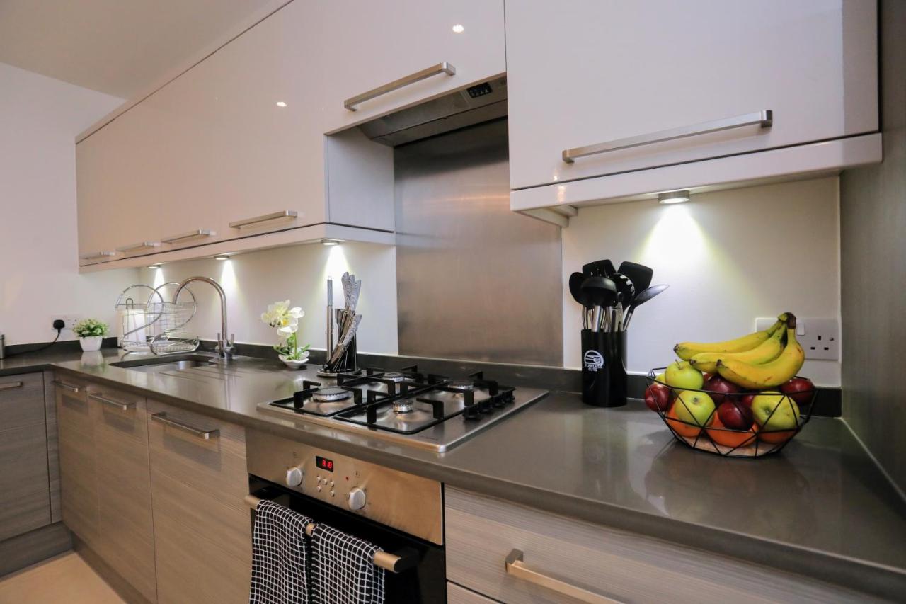 FW Haute Apartments at Queensbury, Ground Floor 2 Bedrooms and 2 Bathrooms with King or Twin beds with Front Porch and FREE WIFI and FREE PARKING photo