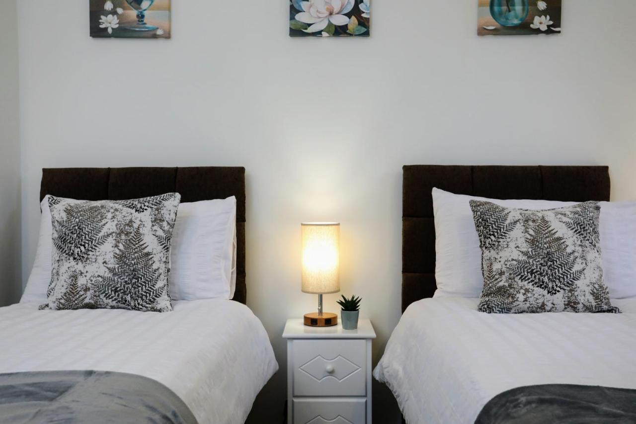 FW Haute Apartments at Queensbury, Ground Floor 2 Bedrooms and 2 Bathrooms with King or Twin beds with Front Porch and FREE WIFI and FREE PARKING photo