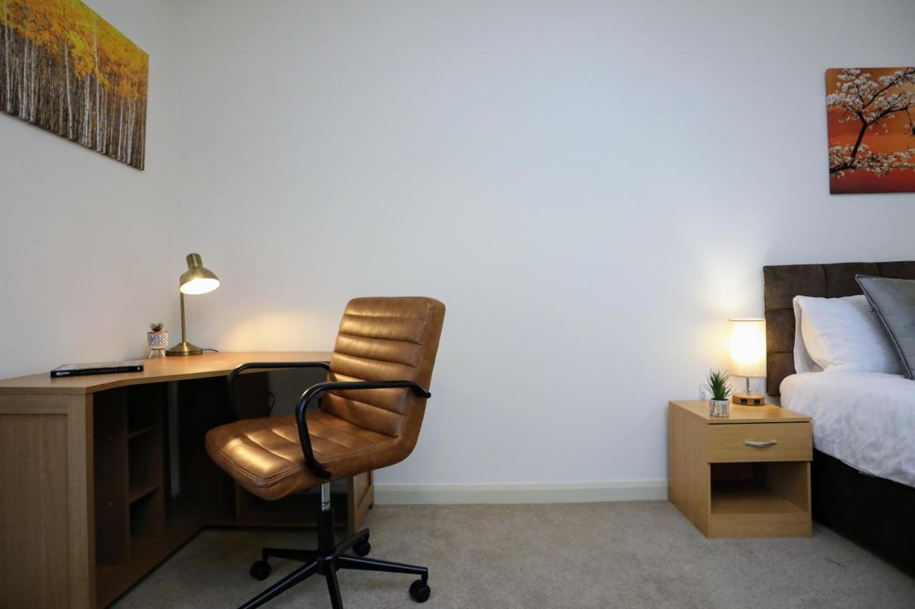 FW Haute Apartments at Queensbury, Ground Floor 2 Bedrooms and 2 Bathrooms with King or Twin beds with Front Porch and FREE WIFI and FREE PARKING photo
