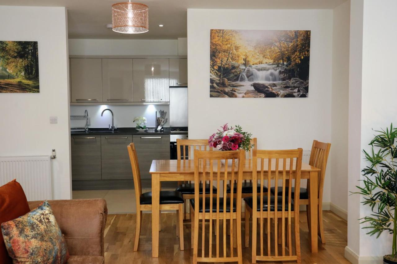 FW Haute Apartments at Queensbury, Ground Floor 2 Bedrooms and 2 Bathrooms with King or Twin beds with Front Porch and FREE WIFI and FREE PARKING photo