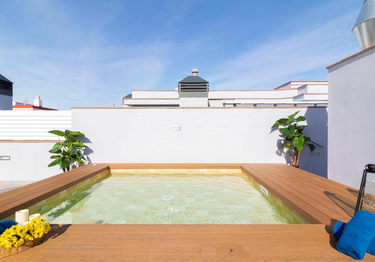 Rooftop swimming pool: Calafell Home Apartments