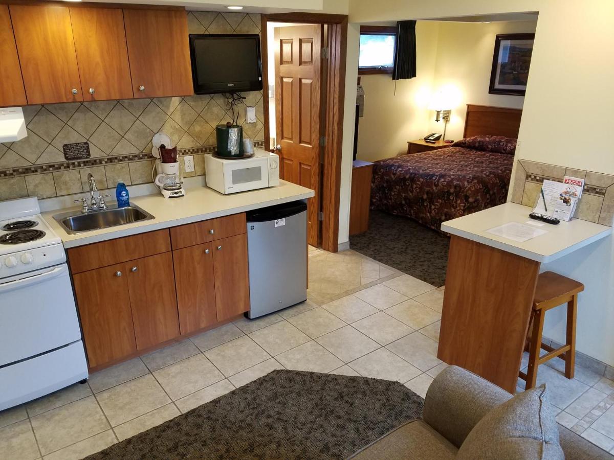 Black Hawk Motel & Suites — photo 9