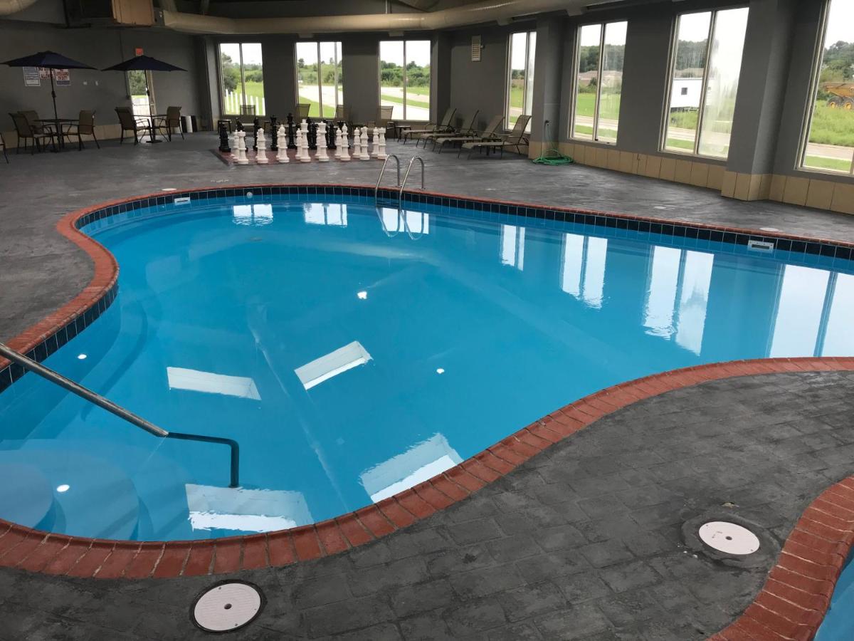 Heated swimming pool: Quality Inn and Conference Center Richmond