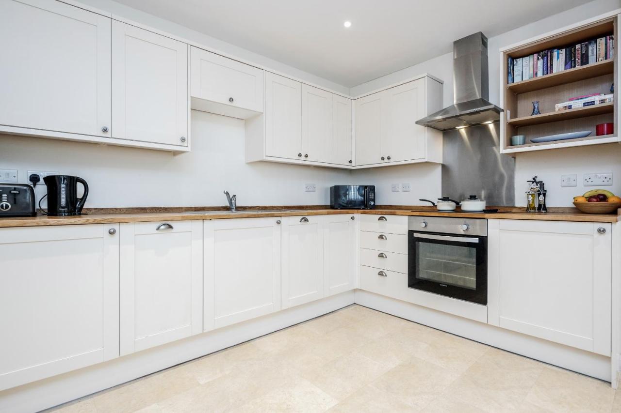 Queens Serviced Apartments - F1 photo