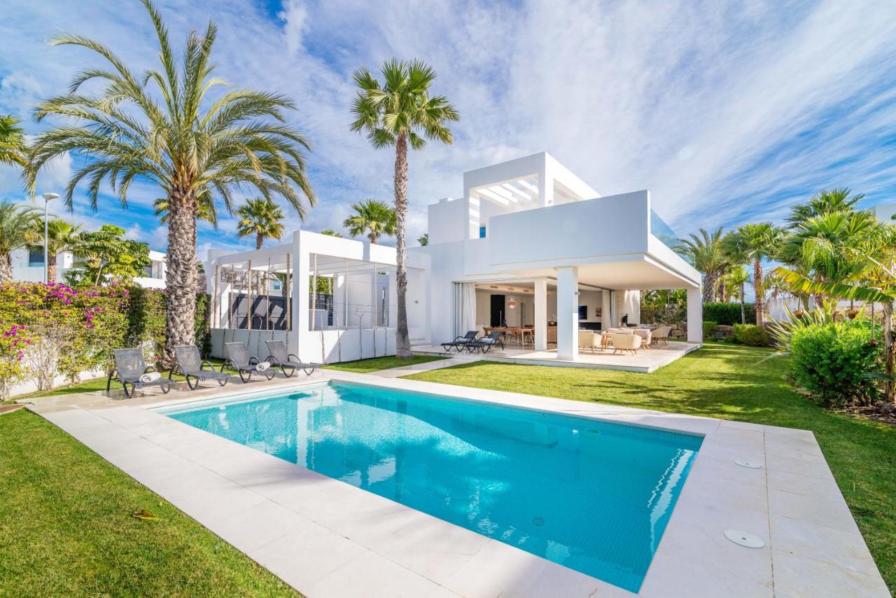 Modern and Luxurious Family Villa close to the Beach ...