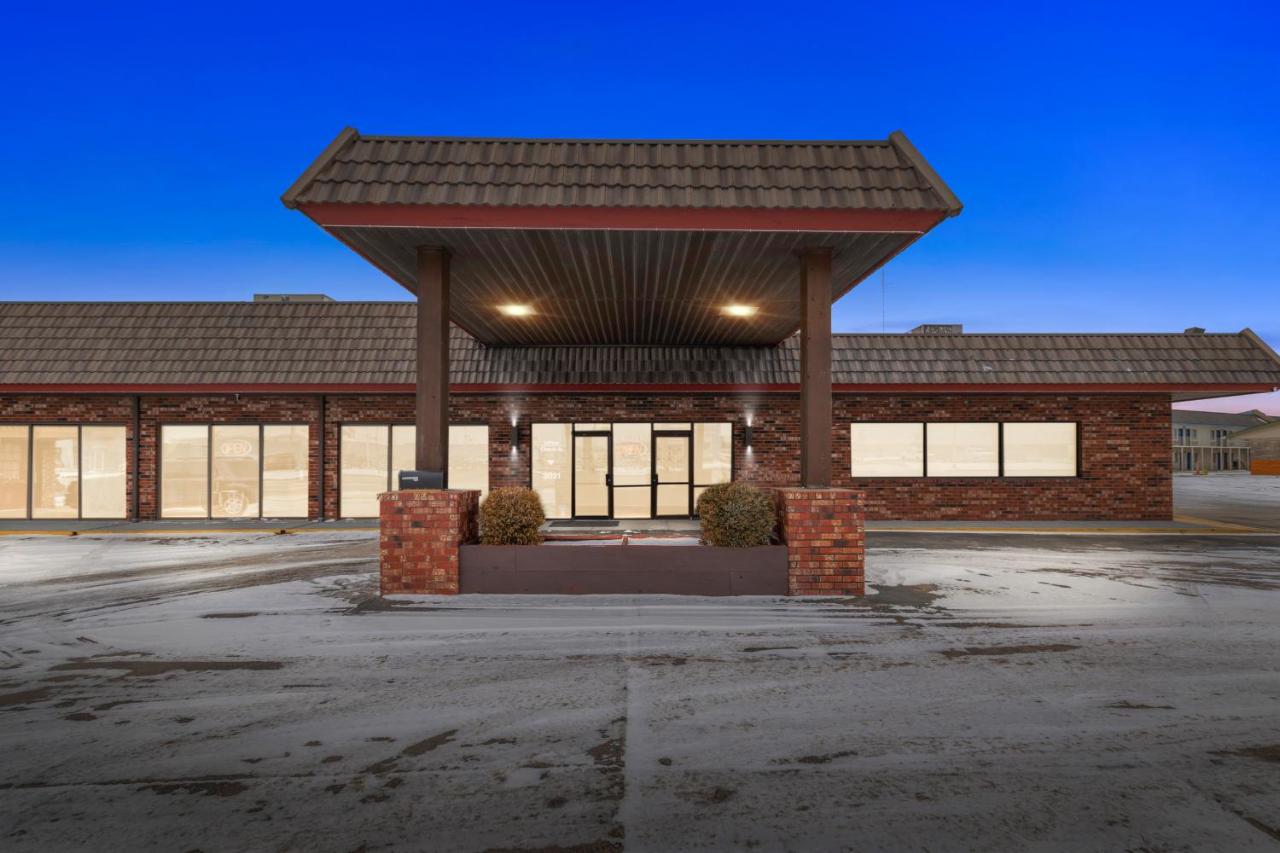 The 10 best hotels with swimming pool in Lawrence, image size:1280x853