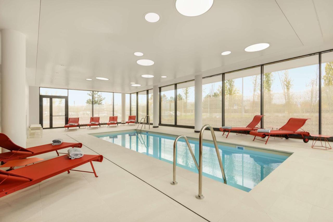Heated swimming pool: Hyatt Place Paris Charles de Gaulle Airport