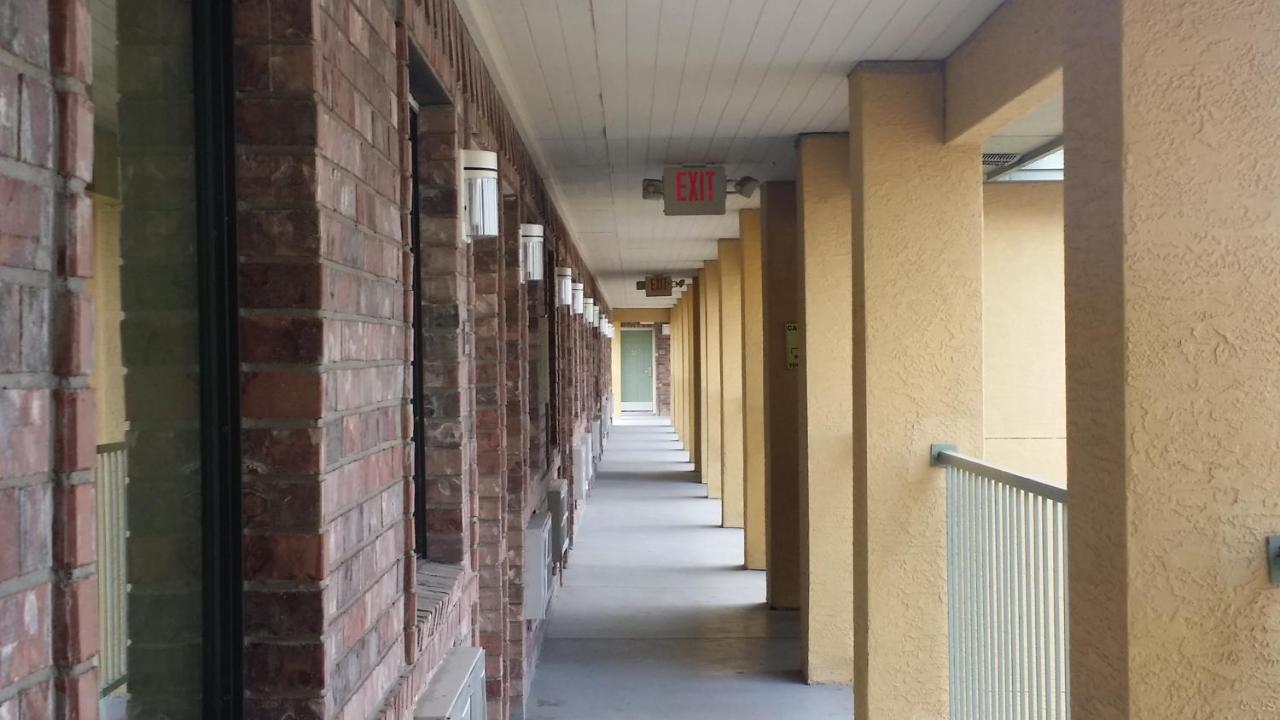 Country Hill Inn & Suite Eagle Pass — photo 24