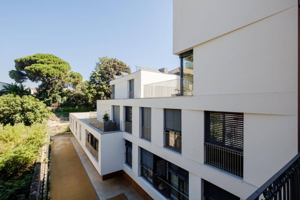 BOUTIQUE Rentals- Art & Charm Apt w/ balcony & garage - 2