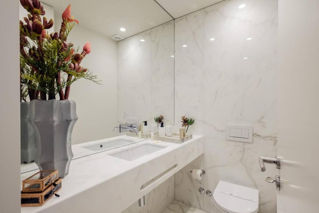 BOUTIQUE Rentals- Art & Charm Apt w/ balcony & garage - 4
