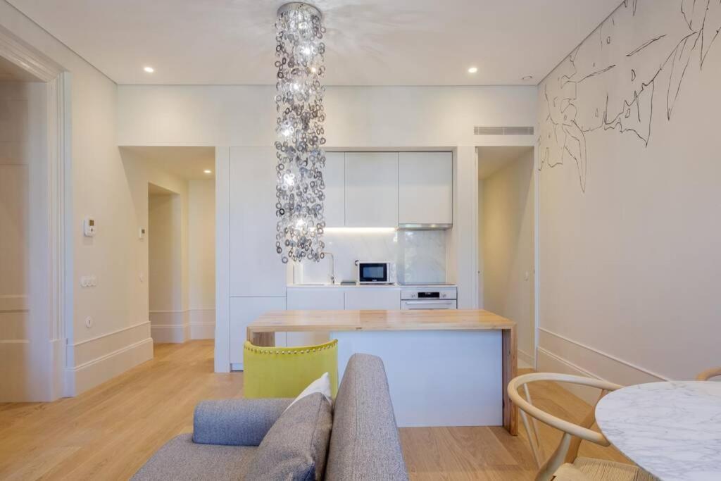 BOUTIQUE Rentals- Art & Charm Apt w/ balcony & garage - 3