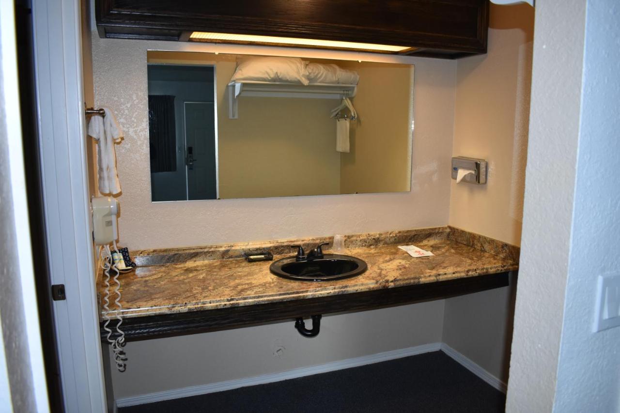 Lighthouse Cove Inn — photo 22