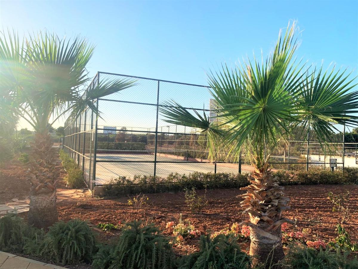 Tennis court: Peaceful Run-a-way Apartment by the Beach