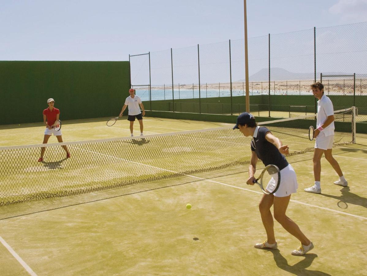 Tennis court: Hotel Riu Palace Tres Islas