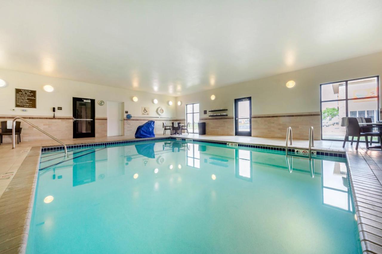 Heated swimming pool: Sleep Inn & Suites Devils Lake