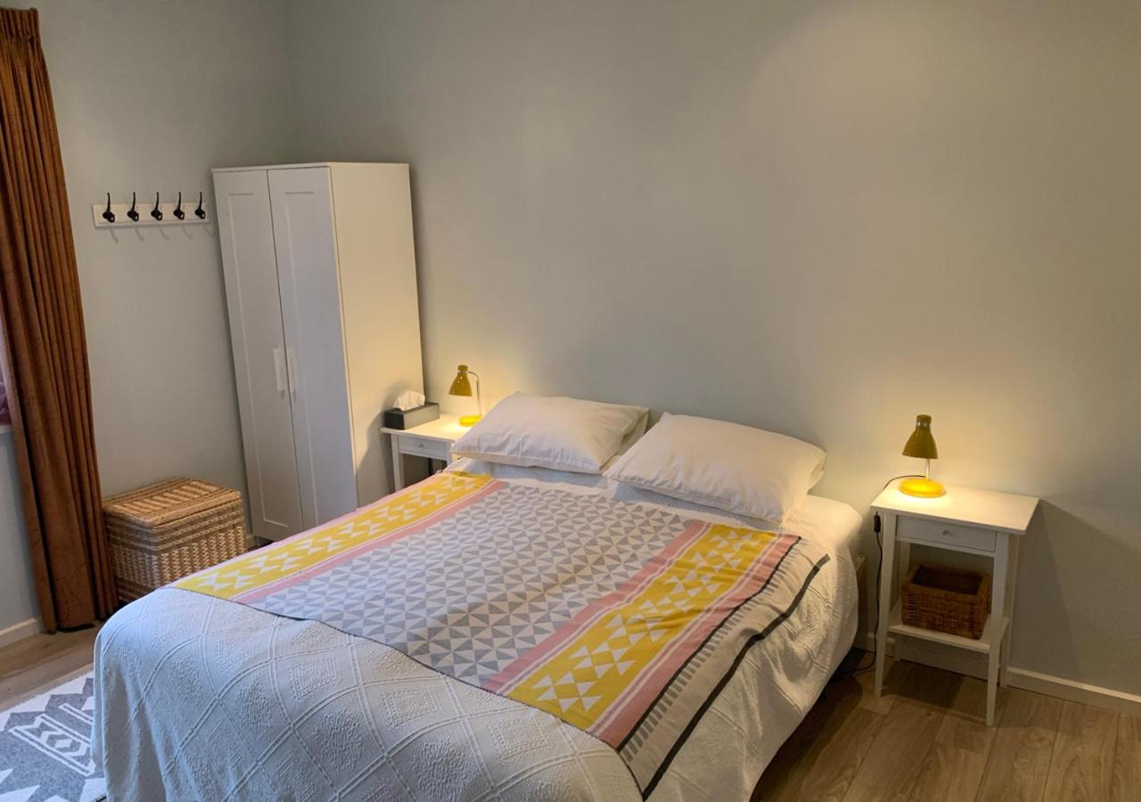 Een bed of bedden in een kamer bij Waddenhoes Gastenverblijven
