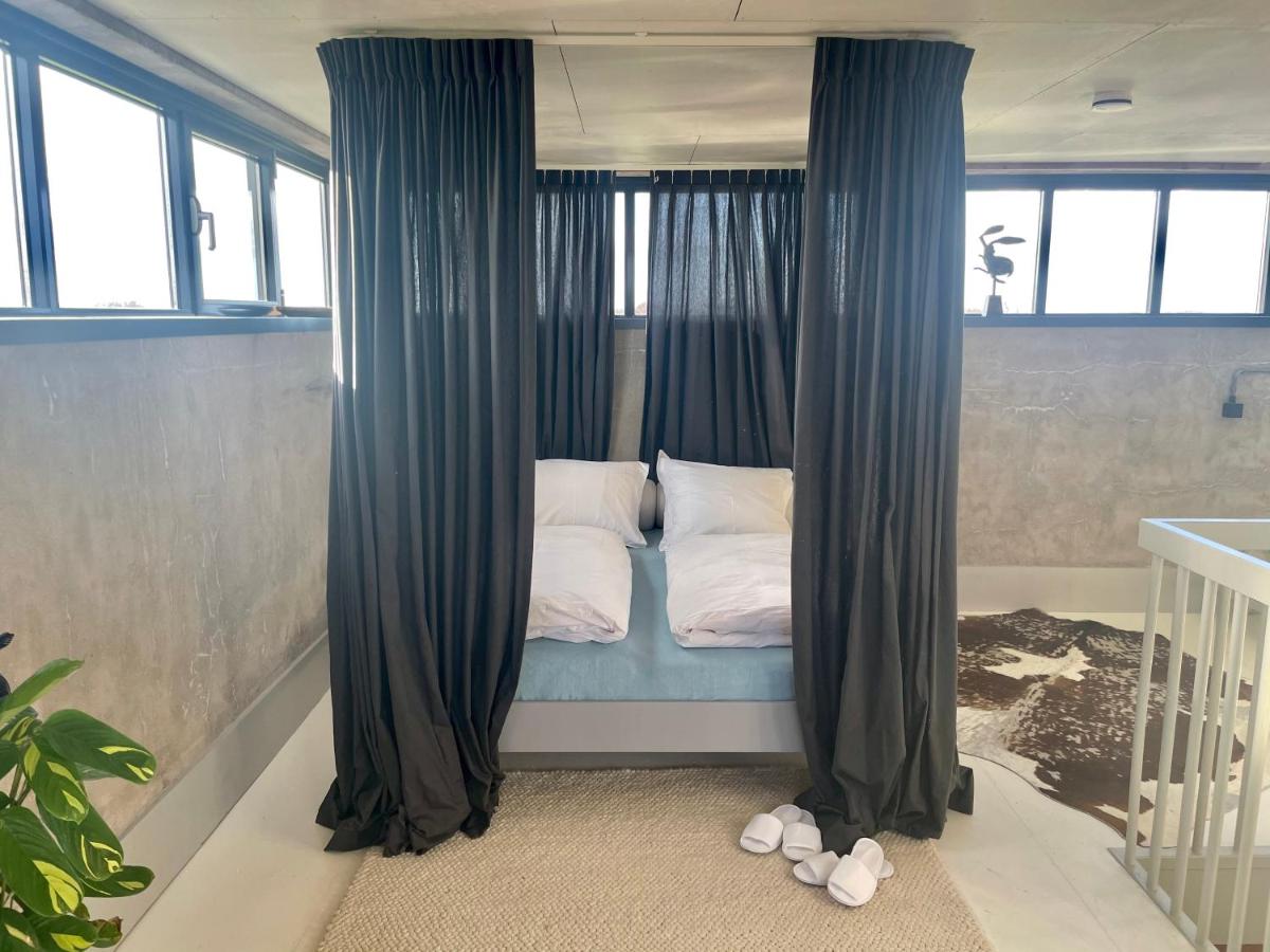 Een bed of bedden in een kamer bij B&B De Silotoren