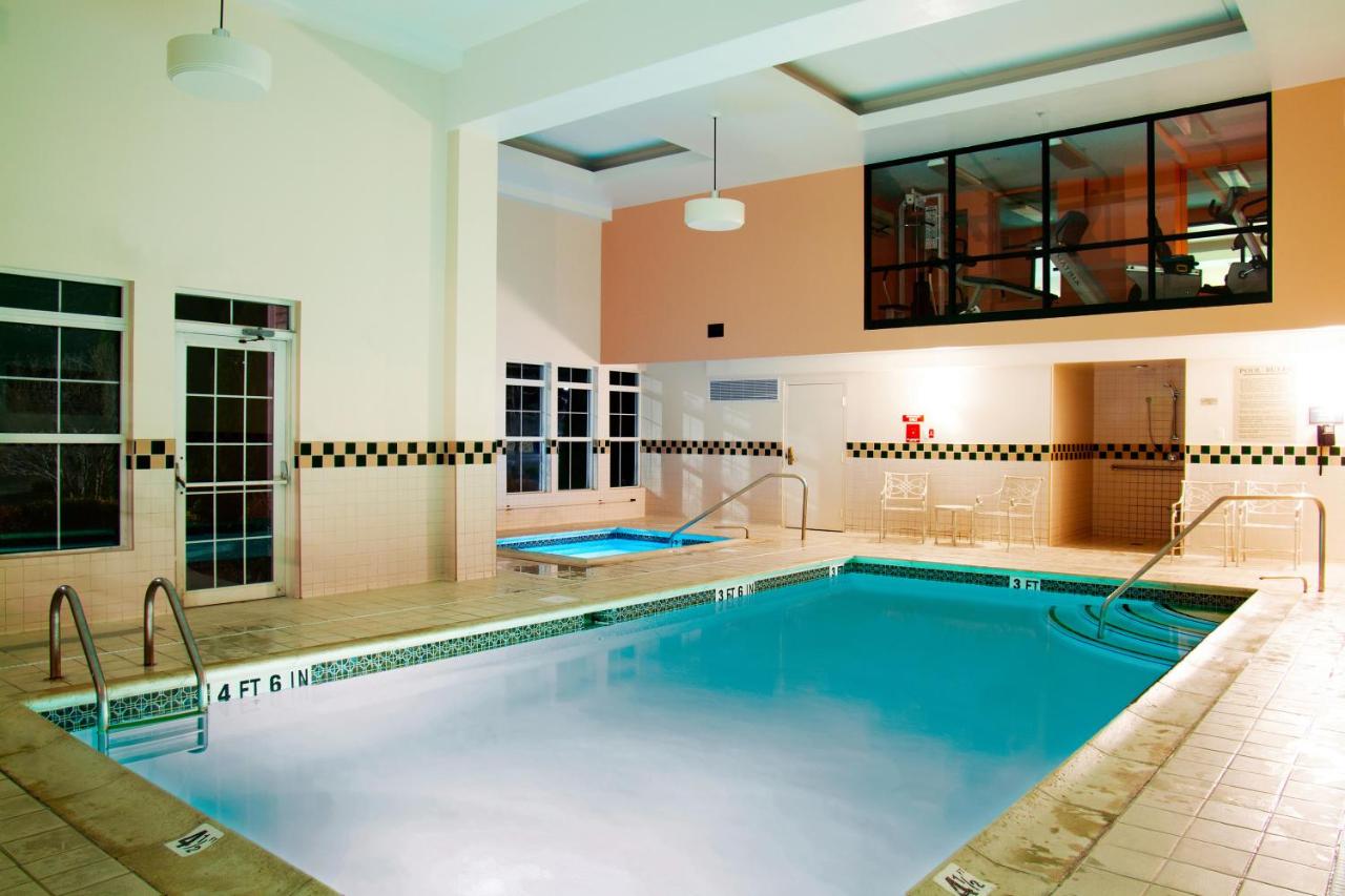 Heated swimming pool: D. Hotel Suites & Spa