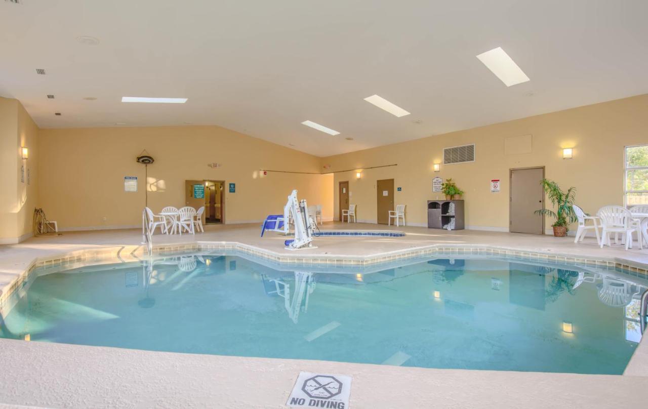 Heated swimming pool: Quality Inn Ft. Morgan Road-Hwy 59