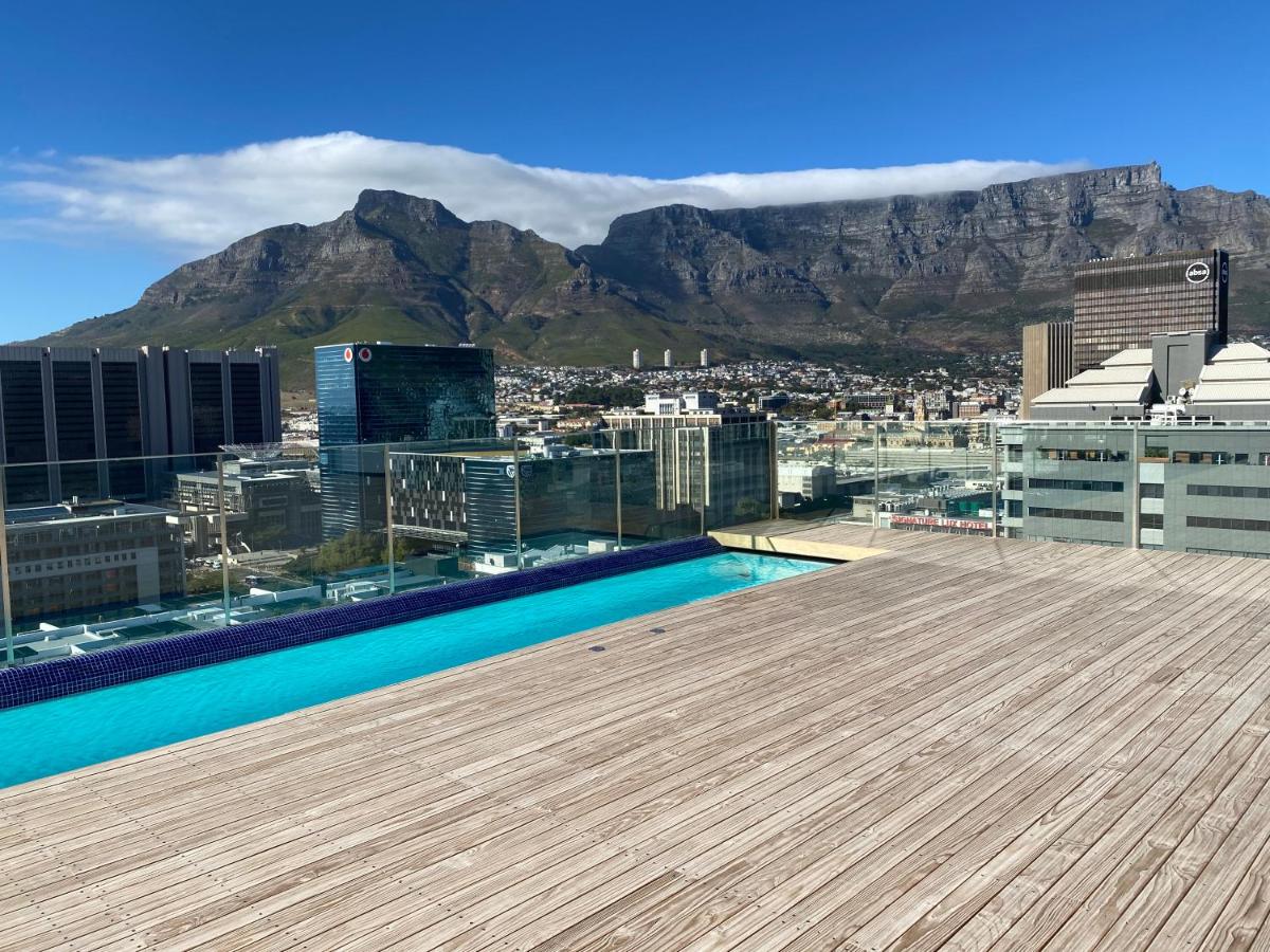 Rooftop swimming pool: HOTEL SKY Cape Town