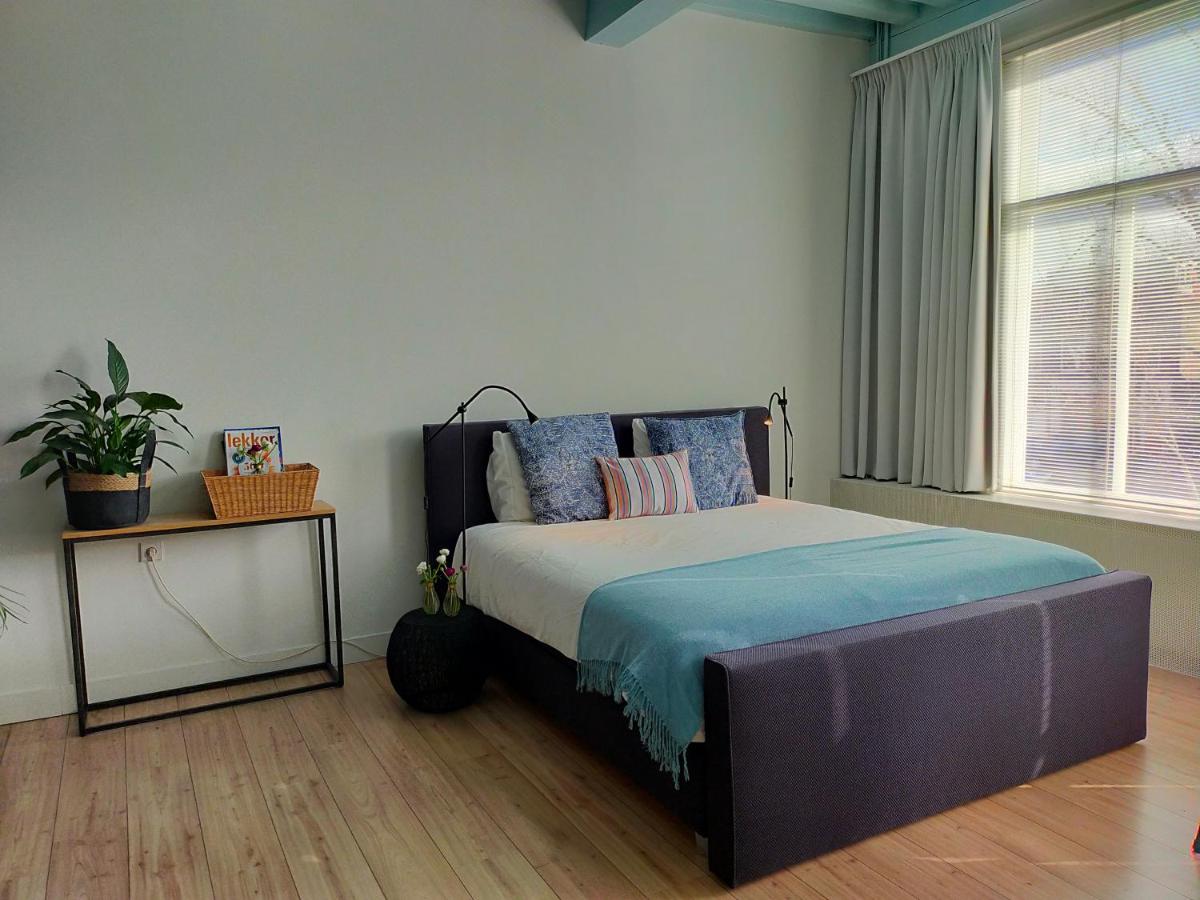 Een bed of bedden in een kamer bij B&B Hart van Leiden