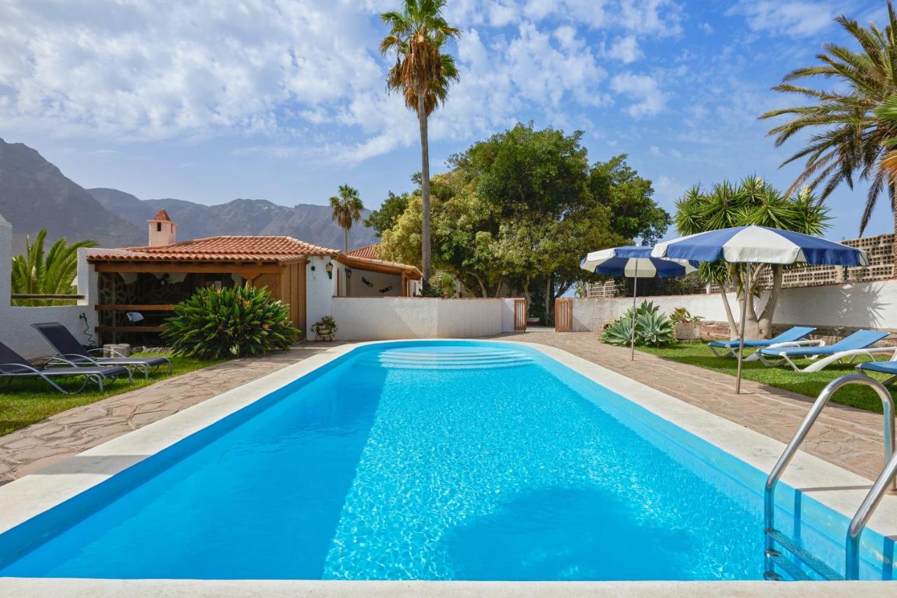 2 bedrooms house with shared pool enclosed garden and wifi at ...