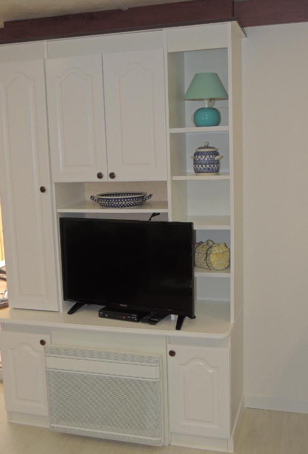 Mobil Home Fradin Parc De Loisirs, Tv Armoire For Flat Screens