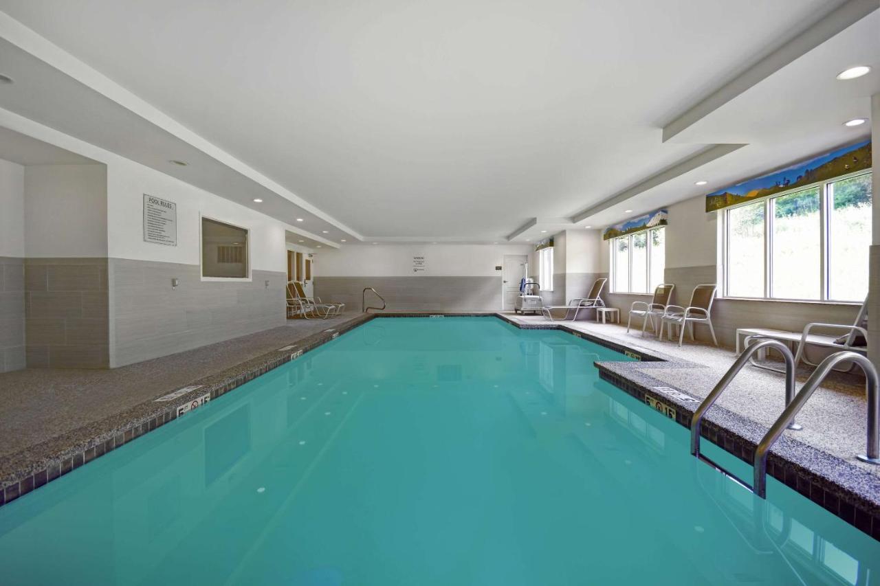 Heated swimming pool: Comfort Inn & Suites Wilton