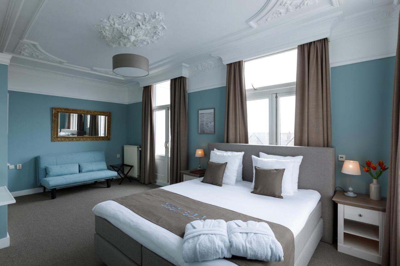 Een bed of bedden in een kamer bij Boutique hotel Puur Zee - Adults Only