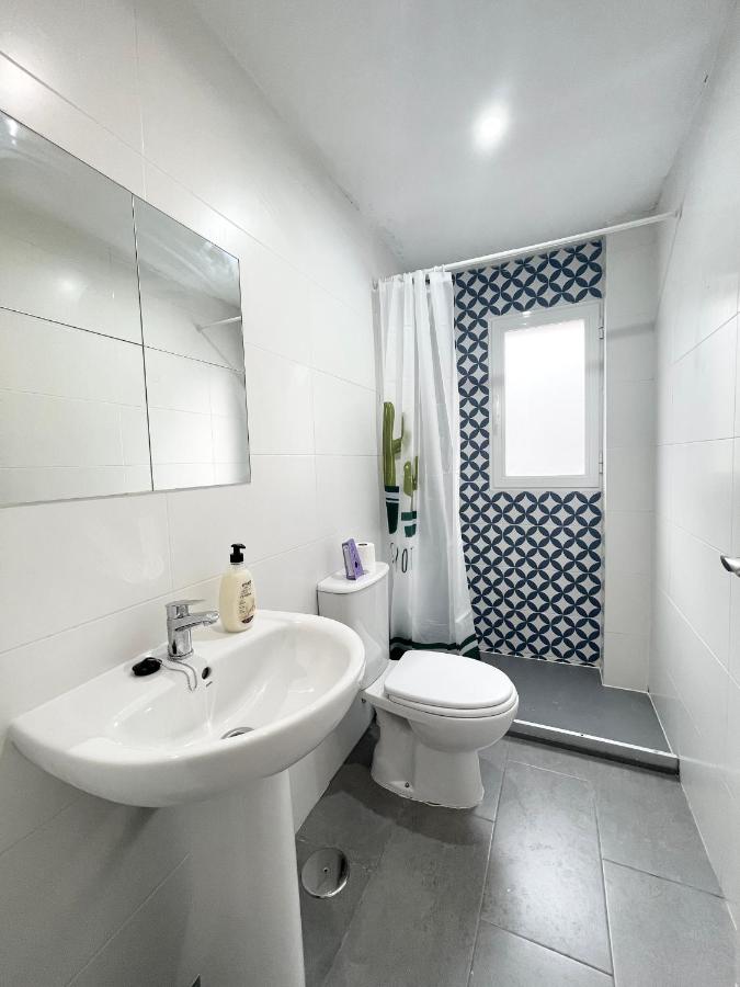 Apartamentos Postal WIFI, Madrid, Spain - Booking.com